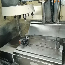 Cincinnati Milacron Arrow 500 a CNC machining center manufactured by Cincinnati Milacron