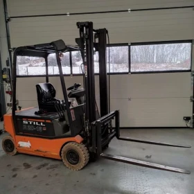 The Still R20-16 Triplex forklift manufactured in 2004