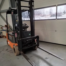 The Still R20-16 Triplex forklift manufactured in 2004